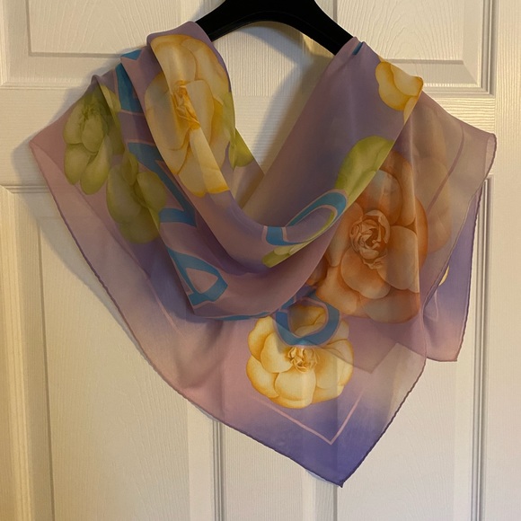 Immaculate CHANEL Silk Scarf - Picture 5 of 9